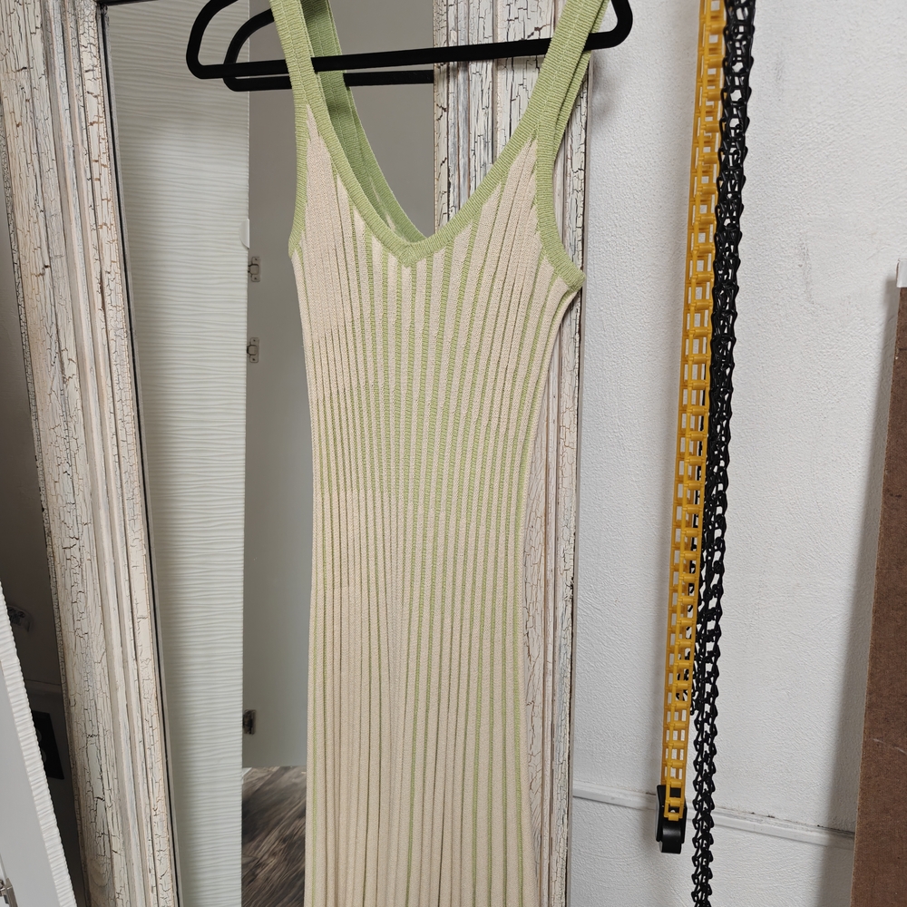 Elegant Backless Dress in Green and Cream